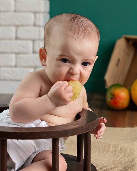Sessão de fotos de introdução alimentar do bebê'