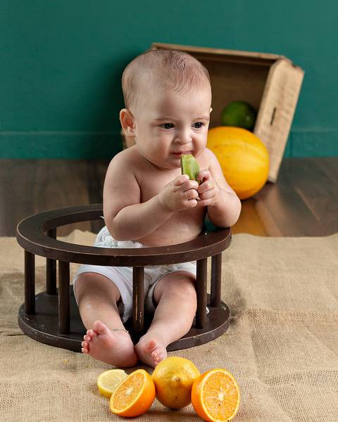 Sessão de fotos de introdução alimentar do bebê'