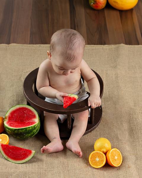 Sessão de fotos de introdução alimentar do bebê'