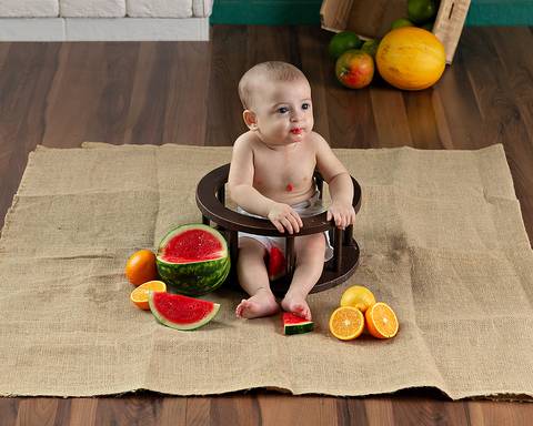 Sessão de fotos de introdução alimentar do bebê'