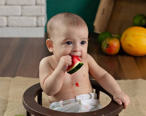 Sessão de fotos de introdução alimentar do bebê'