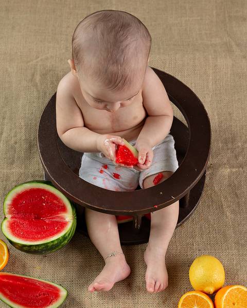Sessão de fotos de introdução alimentar do bebê'