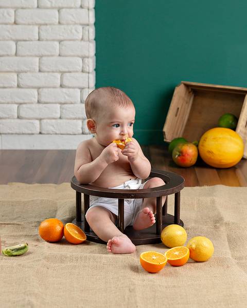 Sessão de fotos de introdução alimentar do bebê'