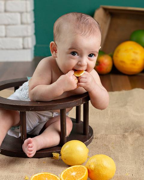 Sessão de fotos de introdução alimentar do bebê'