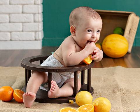 Sessão de fotos de introdução alimentar do bebê'