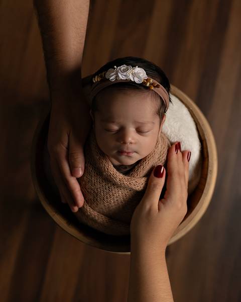 Ensaio Newborn em Estúdio. Menina recém-nascida em ensaio em estúdio'