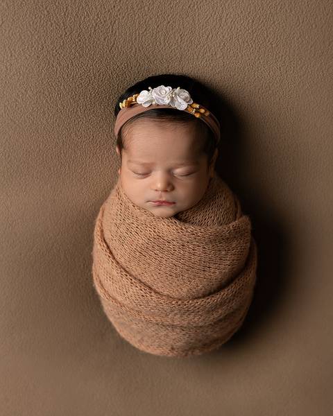 Ensaio Newborn em Estúdio. Menina recém-nascida em ensaio em estúdio'