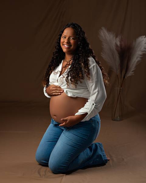 Ensaio de Gestante em Estúdio minimalista, atemporal e elegante'