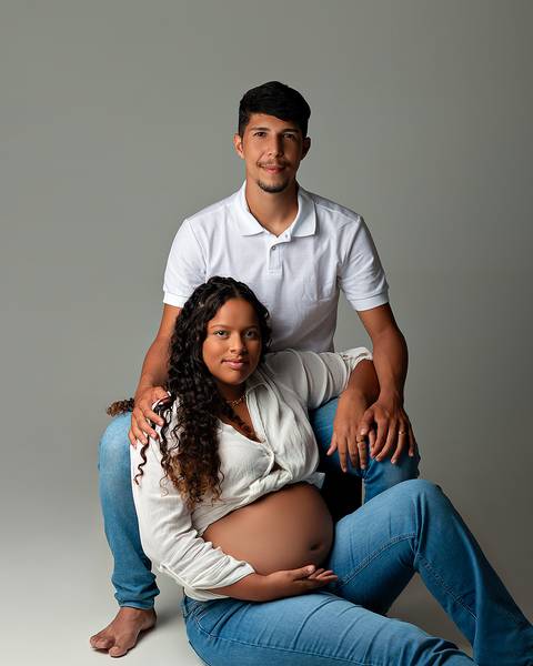 Ensaio de Gestante em Estúdio minimalista, atemporal e elegante'