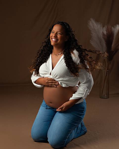 Ensaio de Gestante em Estúdio minimalista, atemporal e elegante'