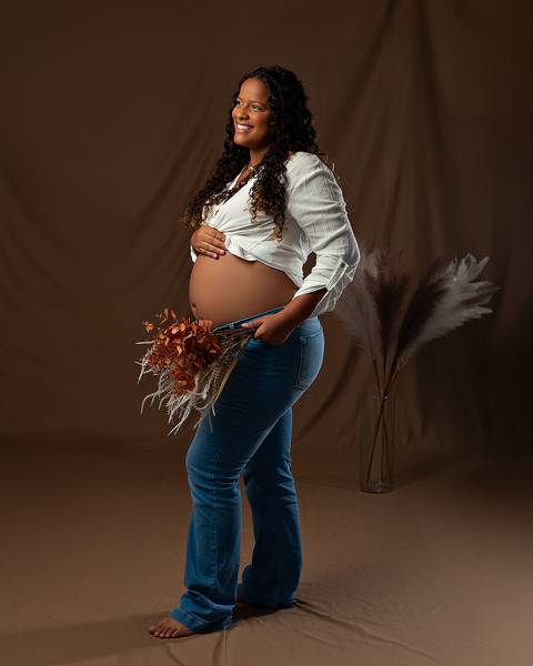 Ensaio de Gestante em Estúdio minimalista, atemporal e elegante'