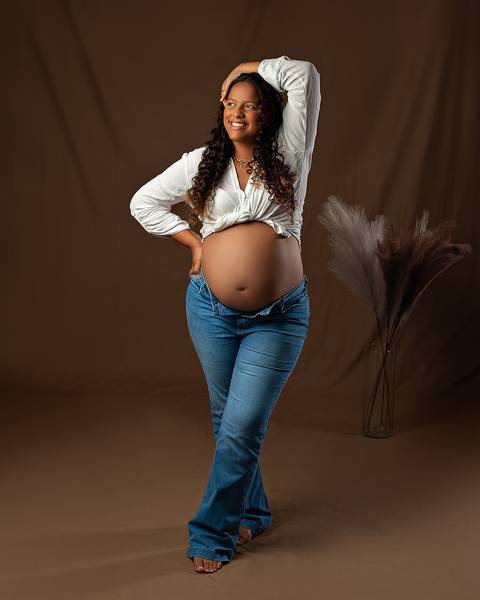 Ensaio de Gestante em Estúdio minimalista, atemporal e elegante'