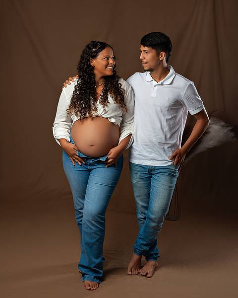 Ensaio de Gestante em Estúdio minimalista, atemporal e elegante'