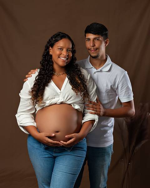 Ensaio de Gestante em Estúdio minimalista, atemporal e elegante'