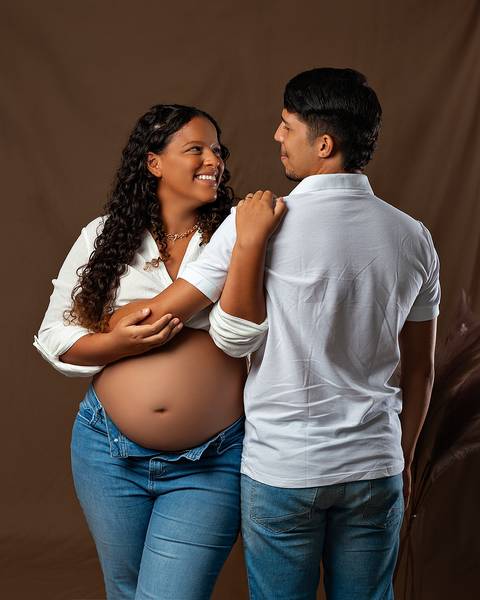 Ensaio de Gestante em Estúdio minimalista, atemporal e elegante'