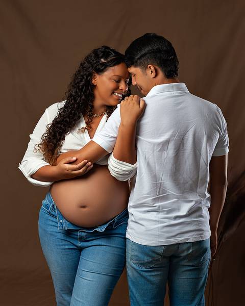 Ensaio de Gestante em Estúdio minimalista, atemporal e elegante'