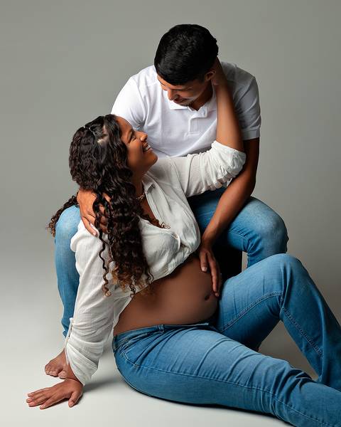 Ensaio de Gestante em Estúdio minimalista, atemporal e elegante'