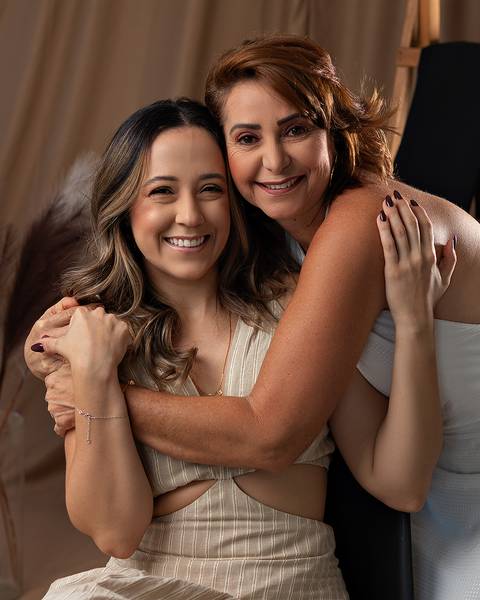 Ensaio de Dia das Mães. Mãe e filha em estúdio.'