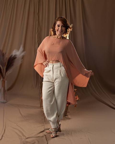 Ensaio de Dia das Mães. Mãe e filha em estúdio.'