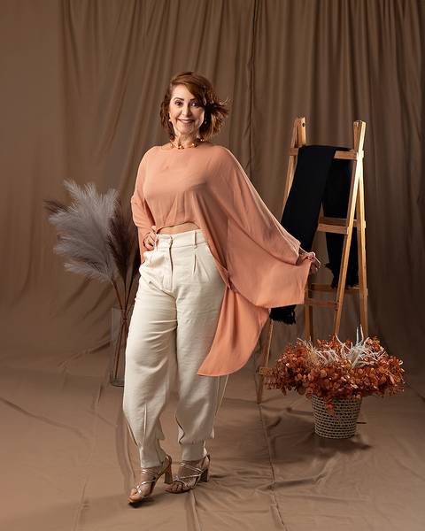 Ensaio de Dia das Mães. Mãe e filha em estúdio.'