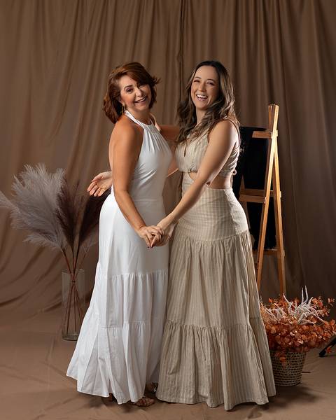 Ensaio de Dia das Mães. Mãe e filha em estúdio.'