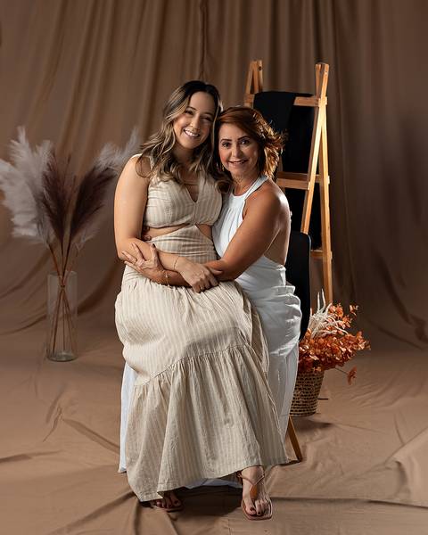 Ensaio de Dia das Mães. Mãe e filha em estúdio.'