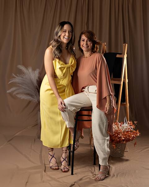 Ensaio de Dia das Mães. Mãe e filha em estúdio.'