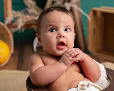 Ensaio em estúdio. bebê comendo frutinha'
