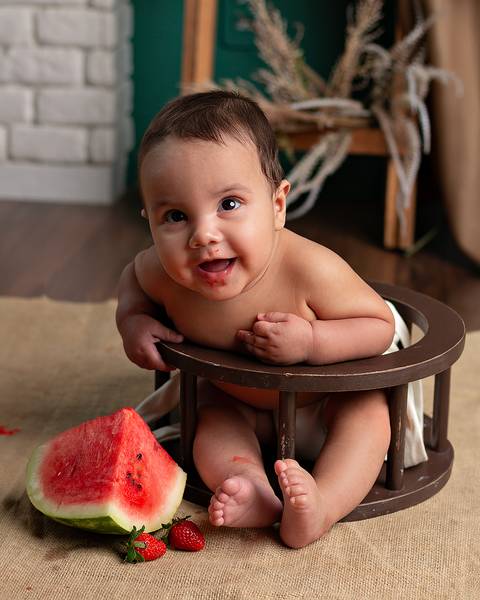 Ensaio em estúdio. bebê comendo frutinha'