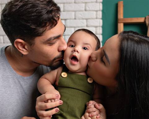 Ensaio em estúdio. bebê comendo frutinha'