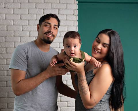 Ensaio em estúdio. bebê comendo frutinha'