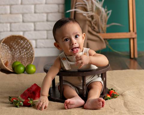 Ensaio de Introdução alimentar. Sessão de Acompanhamento de bebê em estúdio Natal/RN'