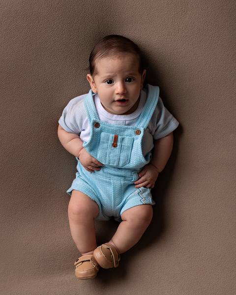 Bebê de 3 meses em foto de estúdio'
