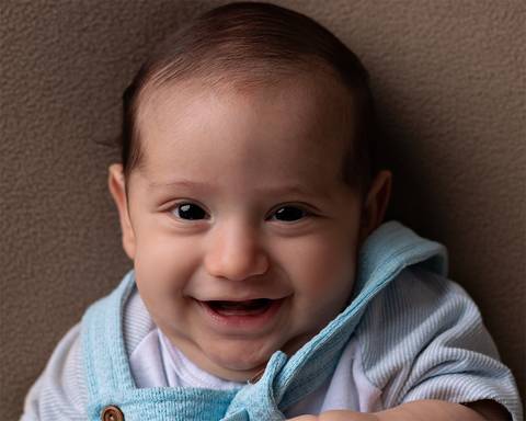 Bebê de 3 meses em foto de estúdio'
