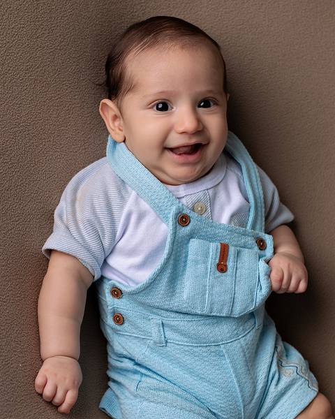 Bebê de 3 meses em foto de estúdio'