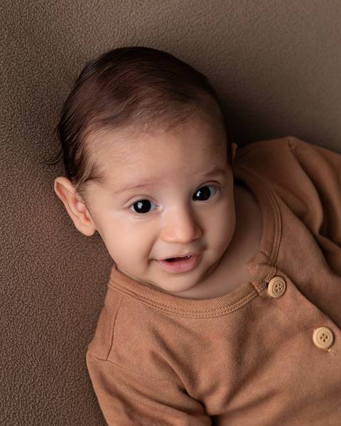 Bebê de 3 meses em foto de estúdio'