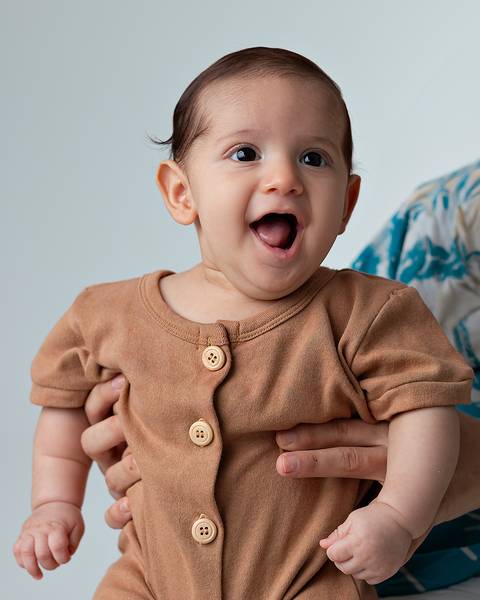 Bebê de 3 meses em foto de estúdio'