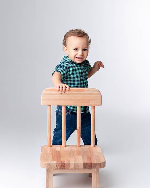 Ensaio de acompanhamento mensal de bebê em estúdio.'