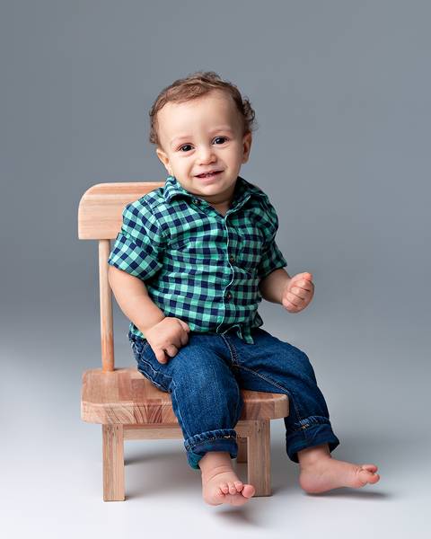 Ensaio de acompanhamento mensal de bebê em estúdio.'
