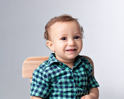 Ensaio de acompanhamento mensal de bebê em estúdio.'