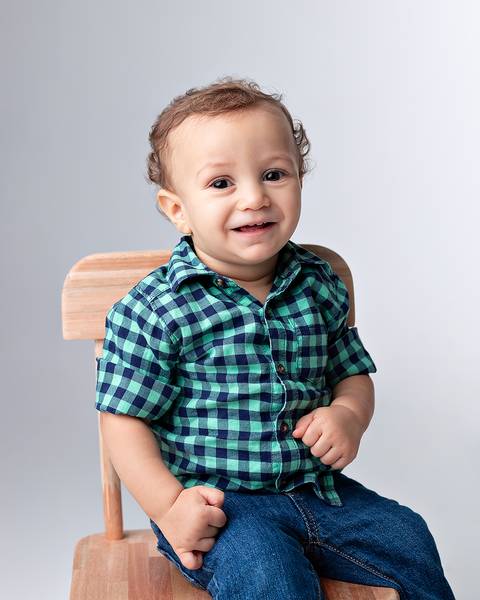 Ensaio de acompanhamento mensal de bebê em estúdio.'