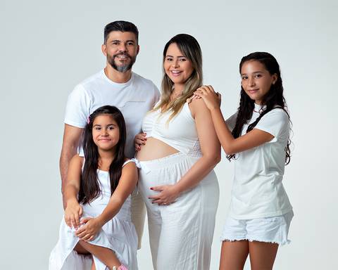 Ensaio de gestante com família em estúdio'