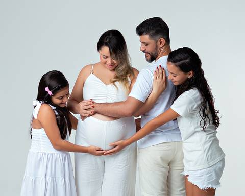 Ensaio de gestante com família em estúdio'