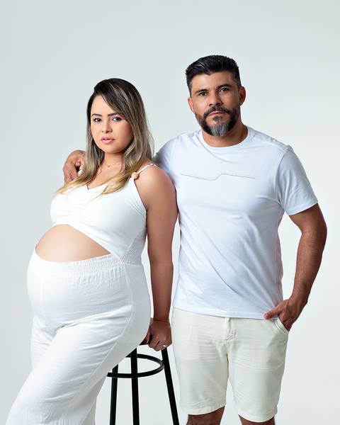 Ensaio de gestante com família em estúdio'