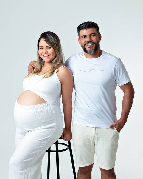 Ensaio de gestante com família em estúdio'