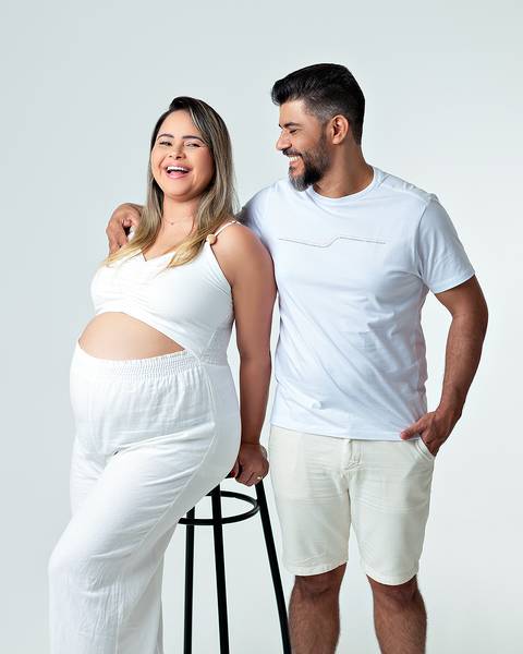 Ensaio de gestante com família em estúdio'