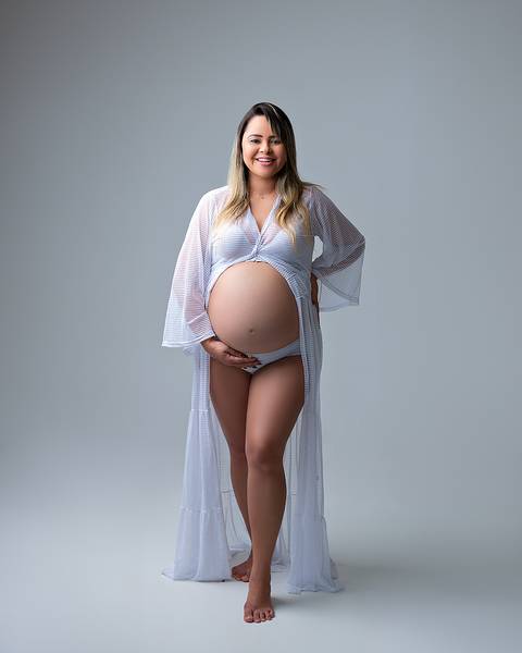 Ensaio de gestante com família em estúdio'