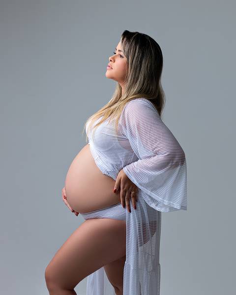 Ensaio de gestante com família em estúdio'