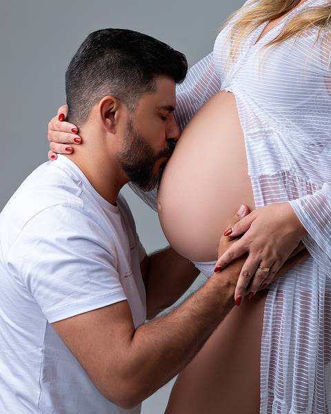 Ensaio de gestante com família em estúdio'