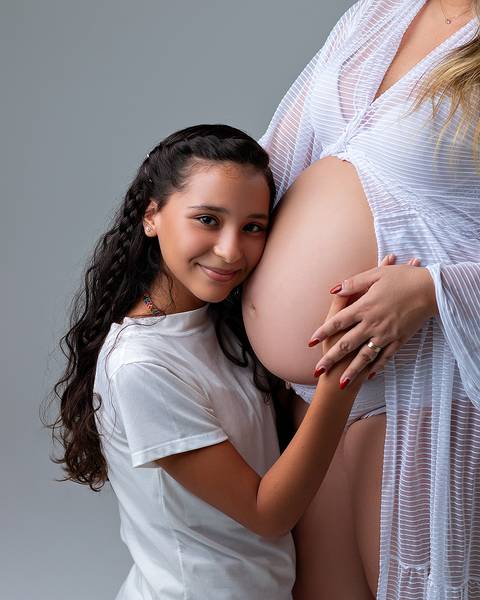 Ensaio de gestante com família em estúdio'